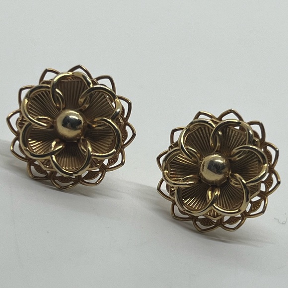 Jewelry - Vintage flower clip on earrings